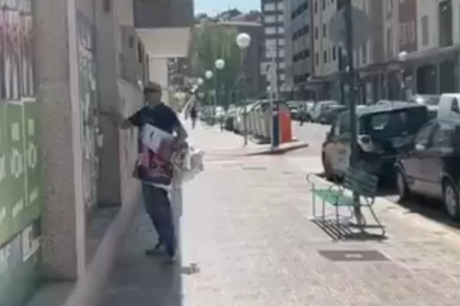 La grabación muestra al individuo con una espátula rascando los carteles de Vox.