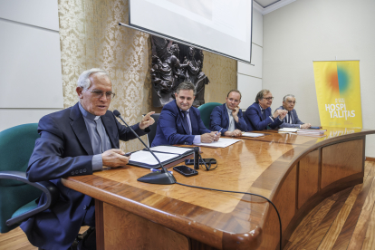 De izquierda a derecha: Juan Álvarez Quevedo (Patrimonio Arzobispado) , David Muriel (Fundación Edades del Hombre) , Carlos Izquierdo (vicario Arzobispado de Burgos), Ängel González (director general de Turismo) y Roberto Sáiz (Delegado de la Junta en Burgos).