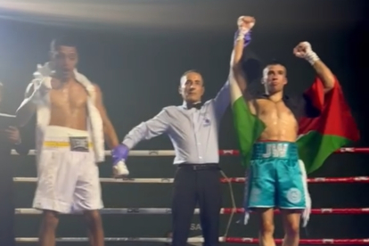 El árbitro alza el brazo de Yazid Eizzaidani al ser declarado vencedor del combate.