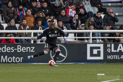 Loïc Badiashile, durante un partido con el Burgos CF.