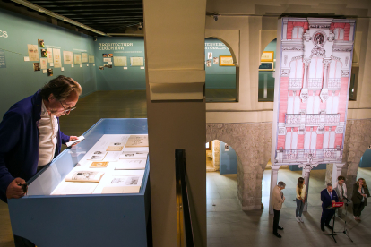Un momento de la inauguración de la exposición 'Un arquitecto de Burgos' que repasa las distintas facetas del poliédrico Vicente Lampérez.