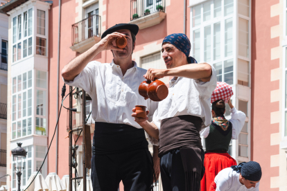 El esquileo, los bailes, la música tradicional y el reparto de queso y vino forman parte de la Fiesta.