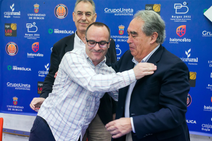 Ocampo se abraza con Fernando Andrés en presencia de Benavente.