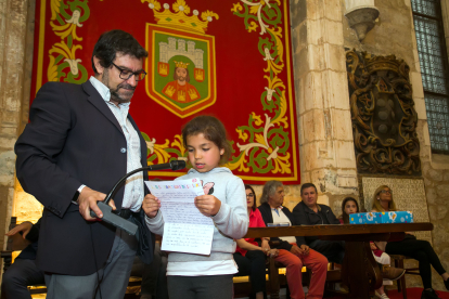 La pequeña Clara López Santamaría pudo leer su cuento premiado