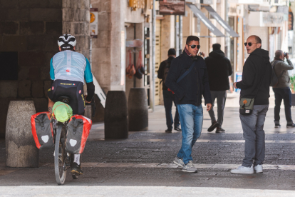 Ciclistas y peatones conviven en distintas zonas urbanas de la ciudad de Burgos.
