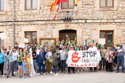 Los vecinos de Milagros forman una cadena humana contra la planta de biogás.