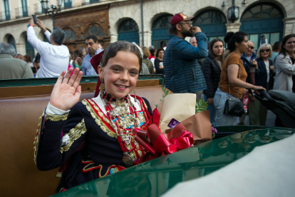 La Reina Infantil saluda desde el coche histórico en el que realizó el recorrido hasta la plaza mayor.