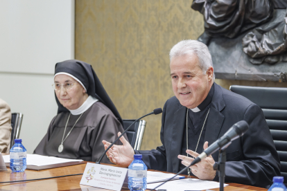El arzobispo de Burgos, Mario Iceta, explica los nuevos pasos a dar tras las ecomunión de las diez ya exreligiosas de Belorado, junto a la secretaria de la Federación de Hermanas Clarisas, Carmen Ruiz.