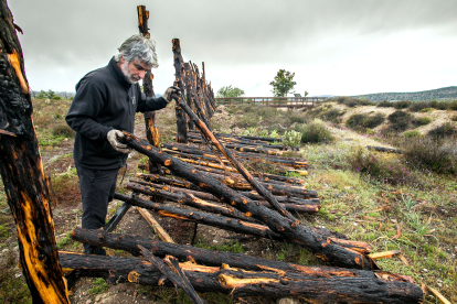 Los troncos que sirven para dar forma al cercado son de sabinas arrasadas por el incendio que asoló el entorno hace un par de años.