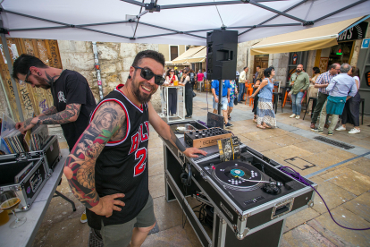 La música también se disfruta a pie de calle en fiestas.