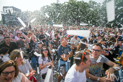 El público disfruta con la música de los 90.