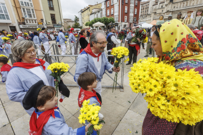 7.000 personas  rindieron tributo a Santa María