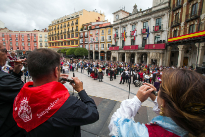 La Plaza Mayor acoge un multitudinario homenaje a la jota burgalesa.