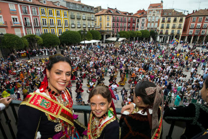 La Plaza Mayor acoge un multitudinario homenaje a la jota burgalesa.