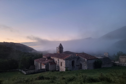 El cenobio es un lugar mágico enclavado en el valle de Manzanedo