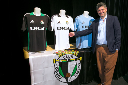 El presidente del Burgos CF, Marcelo Figoli, muestra las nuevas equipaciones para la temporada 2024-2025.