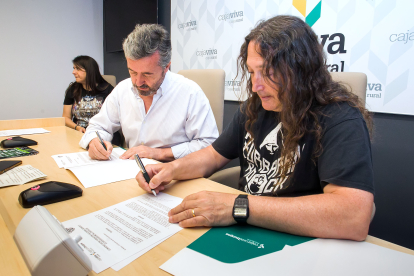 Tomás fisac e Israel Hernando firman el convenio de colaboración.