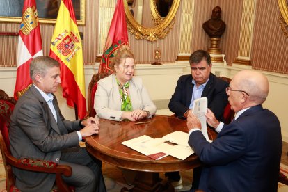 Rafael Barbero, de Fundación Caja de Burgos, la alcaldesa, Cristina Ayala, y al concejal Manuel Manso, rubricaron las escrituras de disolución de los consorcios ante notario.
