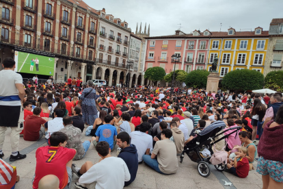 Aficionados en la Plaza Mayor para ver el España-Francia