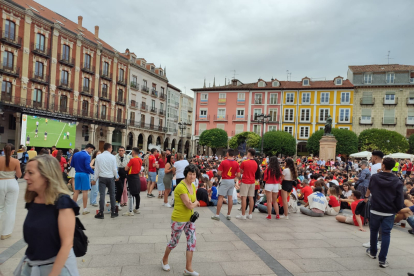 Aficionados en la Plaza Mayor.