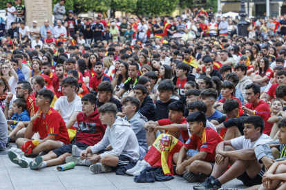 Los aficionados disfrutaron del partido en la Plaza Mayor.