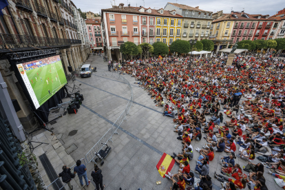 Los aficionados disfrutaron del partido en la Plaza Mayor.