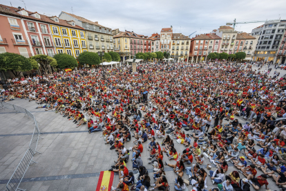 Los aficionados disfrutaron del partido en la Plaza Mayor.