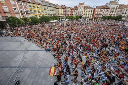 Los aficionados disfrutaron del partido en la Plaza Mayor.