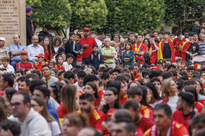 Los aficionados disfrutaron del partido en la Plaza Mayor.