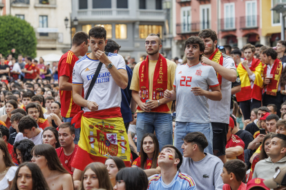 Los aficionados disfrutaron del partido en la Plaza Mayor.