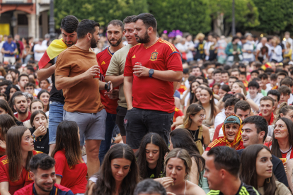 Los aficionados disfrutaron del partido en la Plaza Mayor.