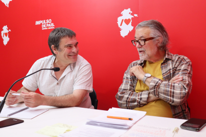 Jesús Puente y José María Romo, en la sede del PSOE de Burgos.