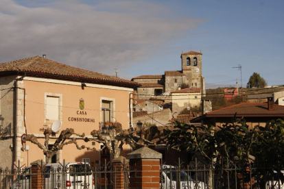 Imagen de la Casa Consistorial y la iglesia.