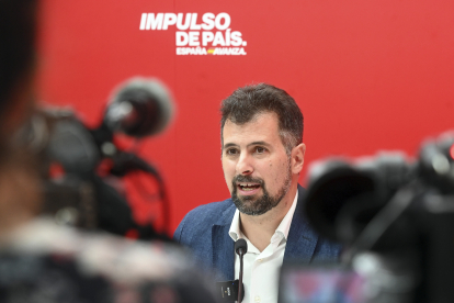 El secretario general del PSOECyL, Luis Tudanca, comparece ante la prensa para analizar la situación política de Castilla y León.
