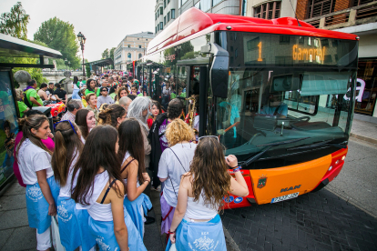 El inicio de las fiestas ‘subió’ a más de 50.000 viajeros diarios a los autobuses municipales.