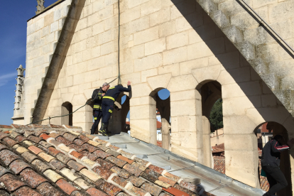 Dos bomberos revisan una cubierta de la Catedral.