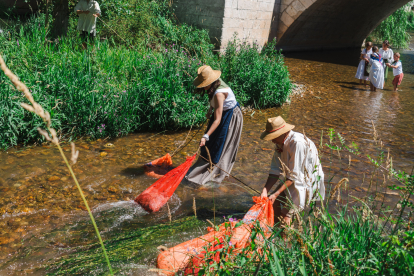 Los sacos de arpillera llenos de lana se lavan en el río