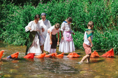 Los niños disfrutan conociendo las viejas costumbres .