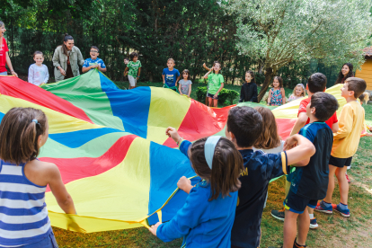 La convivencia es una de los valores que se enseñan en los campamentos.