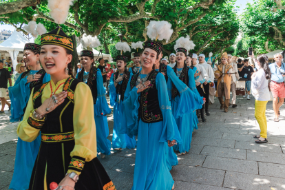 Pasacalles de los integrantes del Conjunto Folclórico Nacional 'Naz' de Kazajistán.