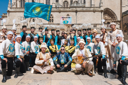 Pasacalles con el folclore de Kazajistán