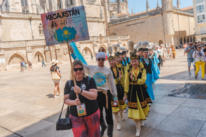 El Pasacalles permite a los burgaleses conocer de cerca a las agrupaciones más exóticas del festival.