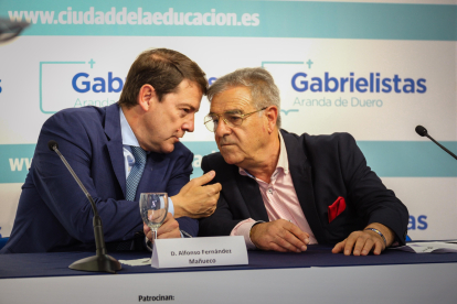 Alfonso Fernández Mañueco con el organizador del Curso Prensa y Poder, Graciano Palomo