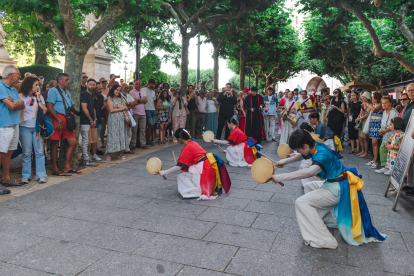 El Pasacalles reunió a todas las agrupaciones invitadas al Festival Internacional de Folclore Ciudad de Burgos.
