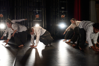 Cuando los grupos se suben al escenario para presentar su coreografía, ya hay meses de trabajo en el backstage.