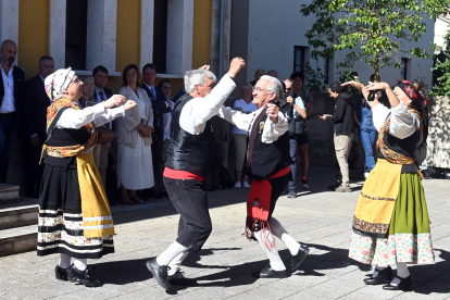 Los evaluadores de la Unesco fueron recibidos en Burgos con bailes regionales.