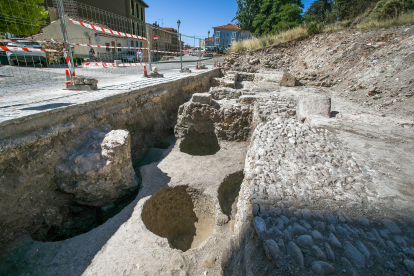 Restos arqueológicos del Burgos medieval recuperados frente a la iglesia de San Esteban.