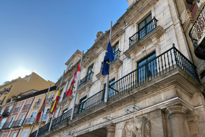 El Ayuntamiento de Burgos luce las banderas a media asta por el fallecimiento de José María Peña San Martín, alcalde de Burgos entre 1979 y 1992.