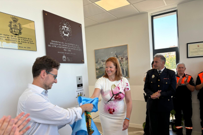 La directora de Protección Civil y el alcalde descubren la placa conmemorativa de los 100 años de Policía Local de Aranda