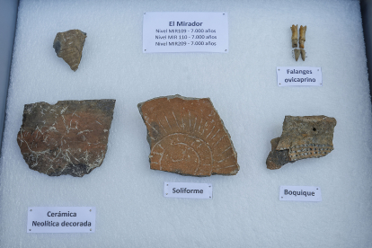 Restos neolíticos localizados en el yacimiento de Mirador. La cerámica con el dibujo del sol apareció junto a la mesita de pintura rupestre.